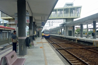 礁渓駅　閑散としたホーム