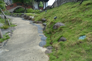 林安泰古厝の飛び石歩道