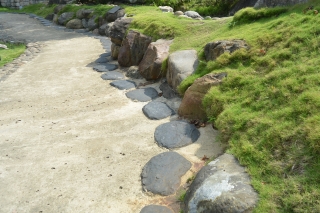 林安泰古厝の飛び石歩道