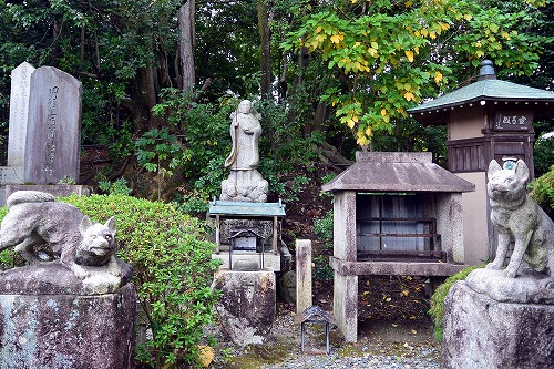 即成院 弘法大師像と阿吽の狛犬