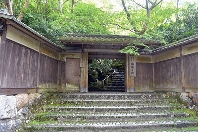 瑠璃光院の山門