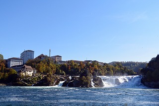 ライン滝の湖畔