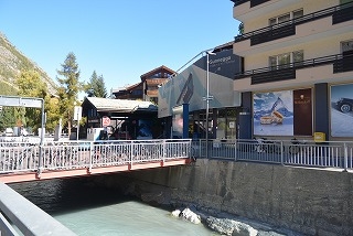 スネガ地下ケーブルカー駅